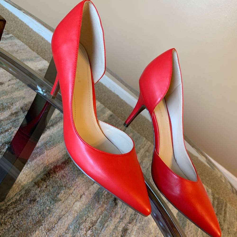 Red pumps
